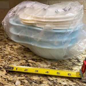 Tupperware bowls with lids